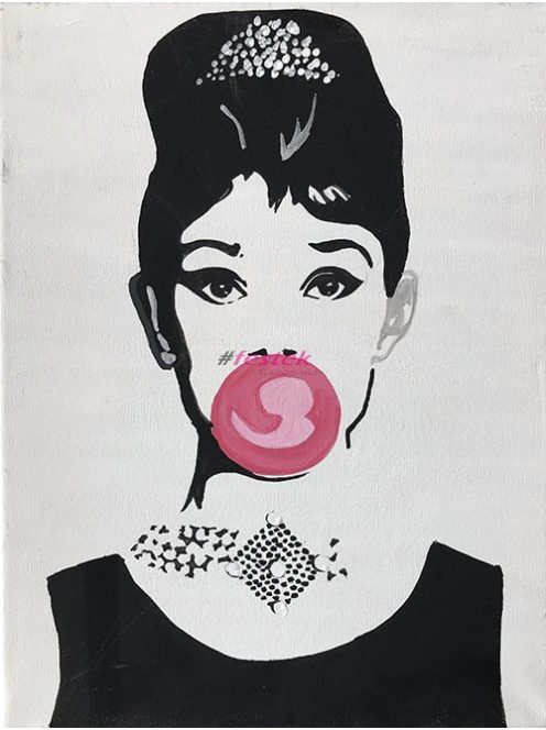 Audrey Hepburn rágógumival